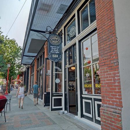Gorgeous Old Town Condo With Patio And Parking! 維多利亞 外观 照片