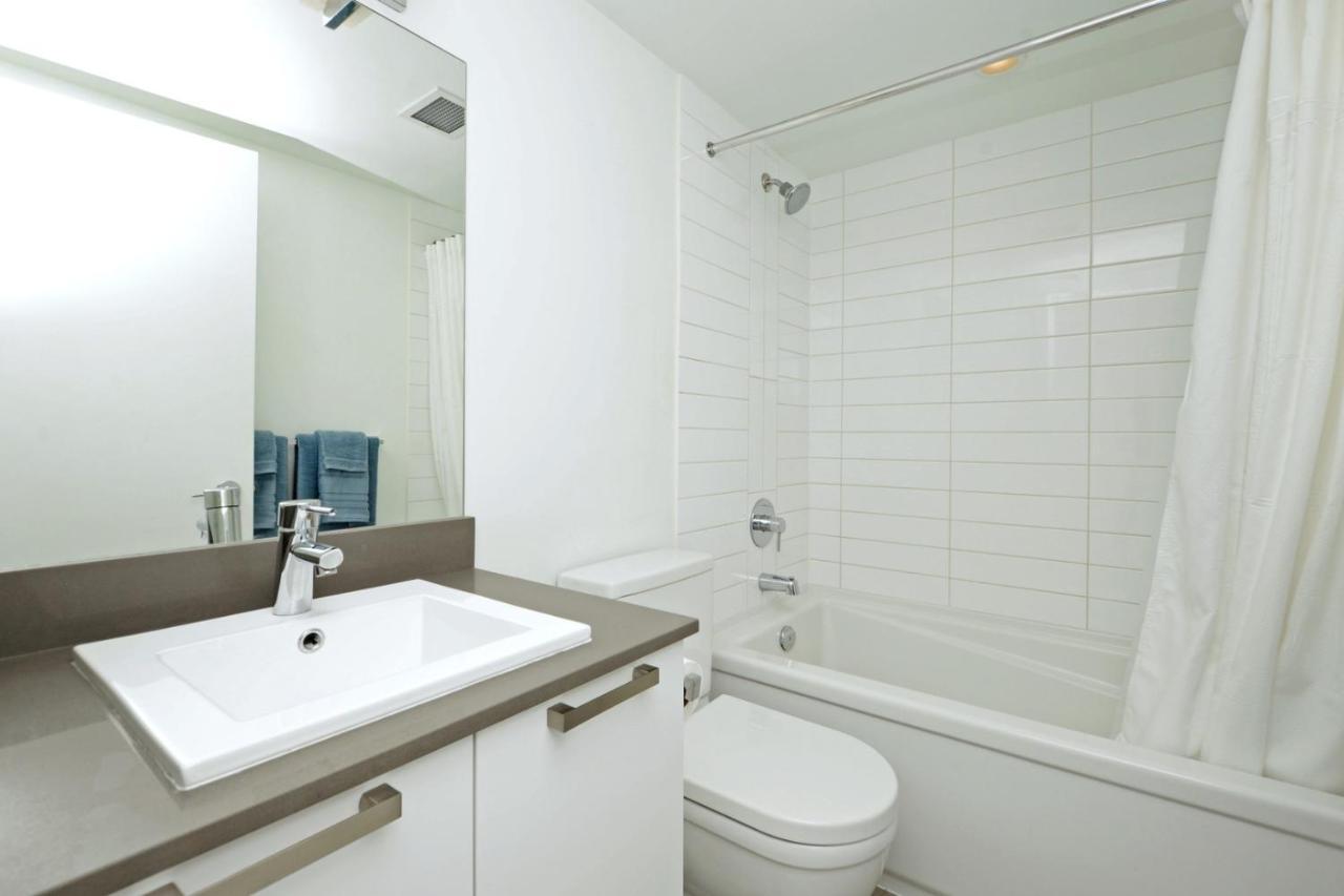 Gorgeous Old Town Condo With Patio And Parking! 維多利亞 外观 照片