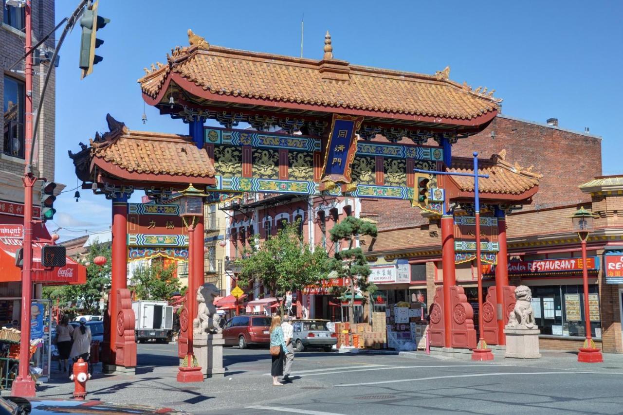 Gorgeous Old Town Condo With Patio And Parking! 維多利亞 外观 照片